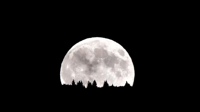 ইতালির উত্তরাঞ্চলের একটি পাহাড় থেকে তোলা সুপারমুনের ছবি। জ্যোতির্বিদদের মতে, চাঁদ পৃথিবীর নিকটতম স্থানে এলেই সুপারমুন দেখা যায়।